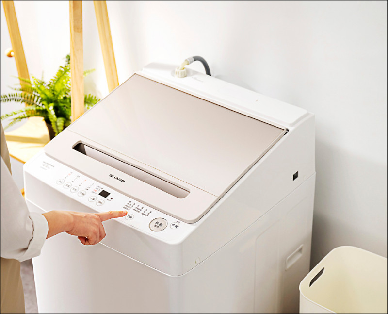 日本同步的2024新無孔槽洗衣機,12KG/奶茶杏/17,900元;13KG/可可棕/18,900元。