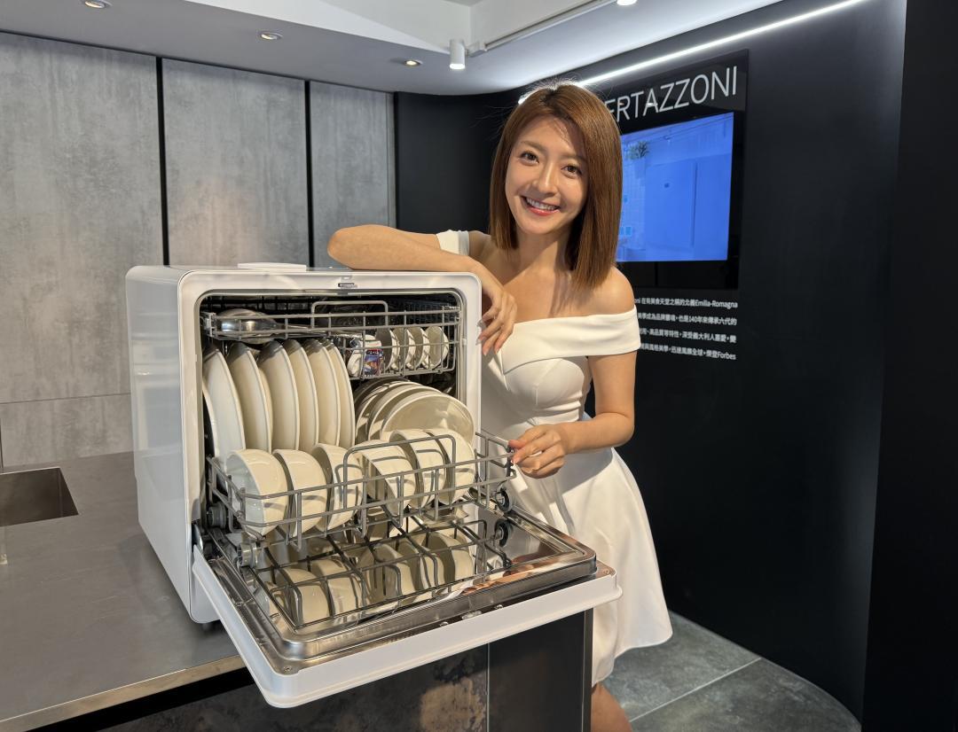 嘉儀KE桌上型洗碗機具備自動開關門的設計，在烘乾過程會開門讓濕氣排出，紫外線殺菌功能則能達到密閉式的除菌效果。KE桌上型洗碗機，17,500元。（記者吳佩樺攝影）