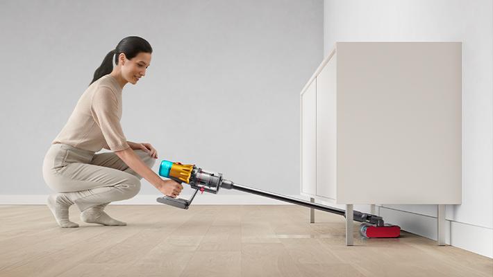 Dyson旗下首款乾濕兩用吸塵器V12s Detect Slim Submarine，機身僅1.5公斤，每次旋轉都能分離液體、碎屑，內建300毫升的清水箱，一次完成33坪清理面積。V12s Detect Slim Submarine，27,900元起。