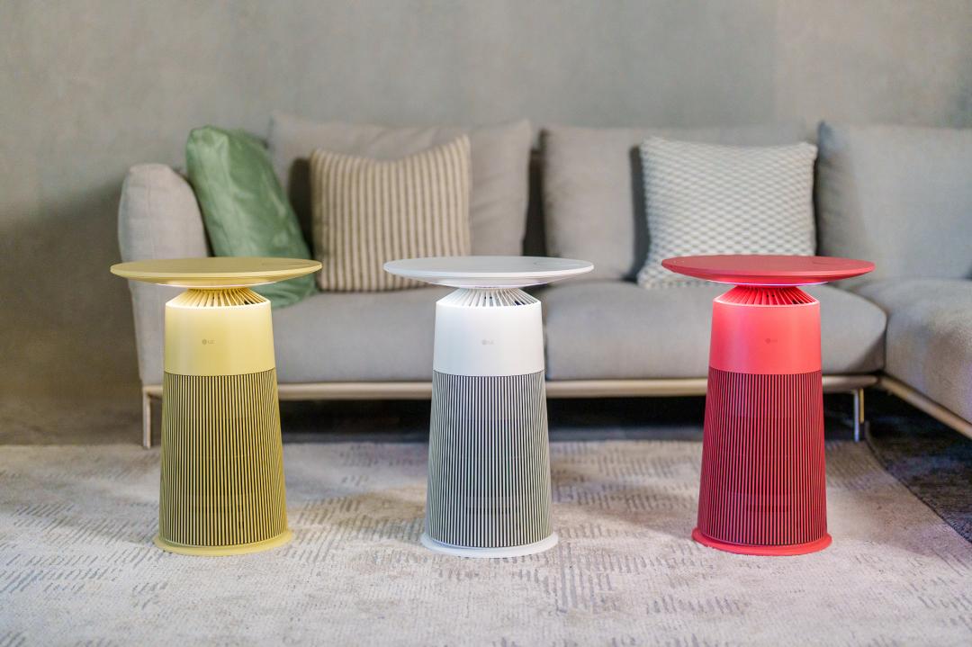 LG旗下PuriCareTM AeroFurniture不只是一台空氣清淨機，還兼具茶几、無線充電、情境氣氛燈的用途，加上鮮豔的色彩設計，就像是家中添購的新家具。PuriCareTM AeroFurniture，15,900元。