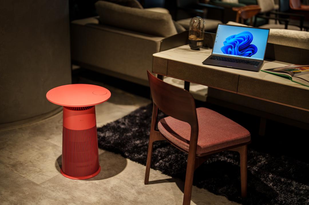 LG旗下PuriCareTM AeroFurniture不只是一台空氣清淨機，還兼具茶几、無線充電、情境氣氛燈的用途，加上鮮豔的色彩設計，就像是家中添購的新家具。PuriCareTM AeroFurniture，15,900元。