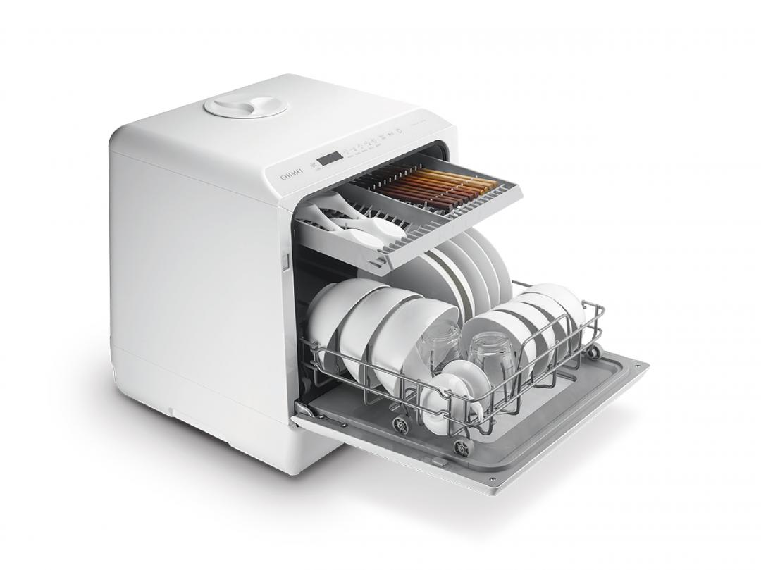 奇美全自動UV殺菌洗碗機DW-04C0SH瞄準小家庭，內建UV紫外線與高溫烘烤、攝氏75度清水達到殺菌清潔的效果。DW-04C0SH洗碗機，15,888元。