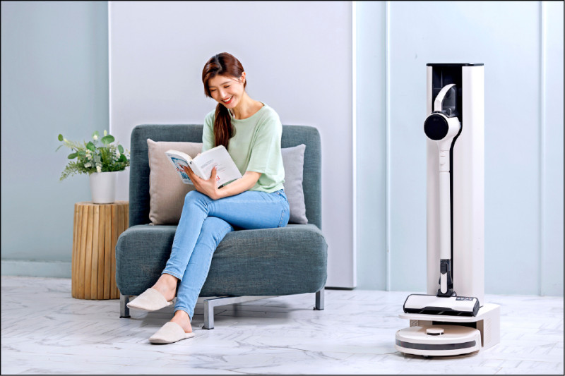 LG推出CordZero All-in-One Tower Combi清空塔,整合A9X無線吸塵器和R5T濕拖清潔機器人,節省居家空間,45,900元。