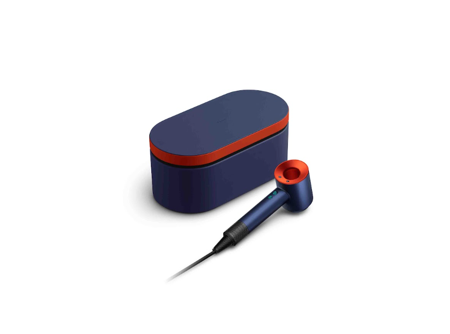 Dyson Supersonic  HD15吹風機普魯士藍托帕石拼色,官網優惠價14,600元,官網贈送造型雙梳組合以及吹風機專用底座(總價值8,000元)。(圖/Dyson)