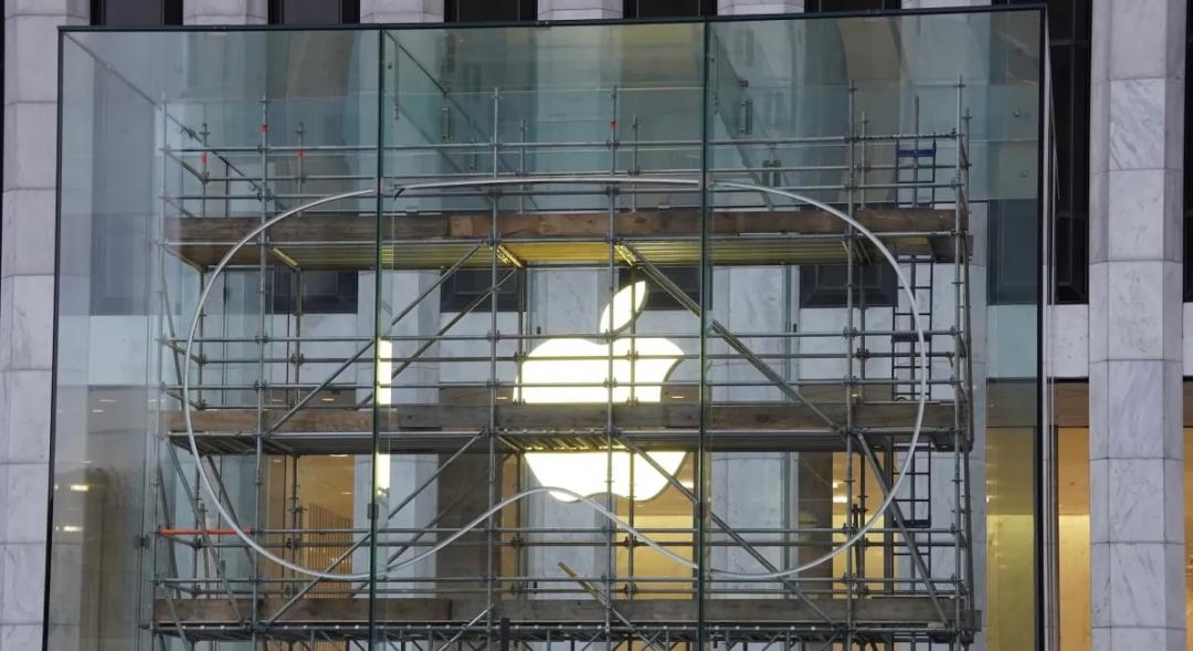 迎接上市,美國第五大道上的Apple Store正忙著進行改裝。(圖/翻攝9to5mac)