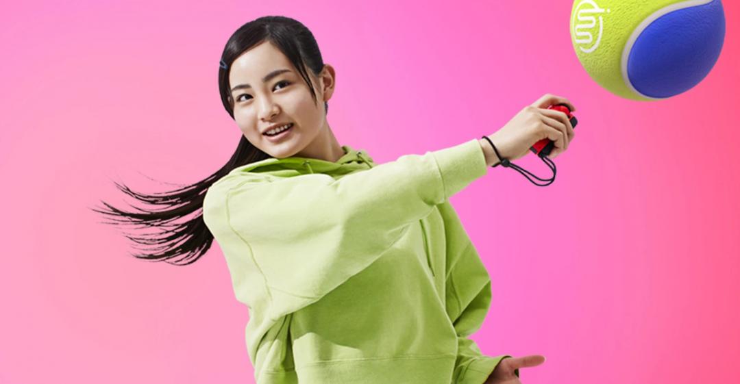 玩《Nintendo Switch 運動》體感遊戲的網球項目時,直覺地揮動手中的Joy-Con作出揮拍的姿勢,即可把網球擊打出去。