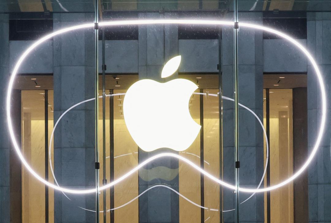 美國紐約第五大道Apple Store,改裝門面迎接果粉。(圖/路透社)
