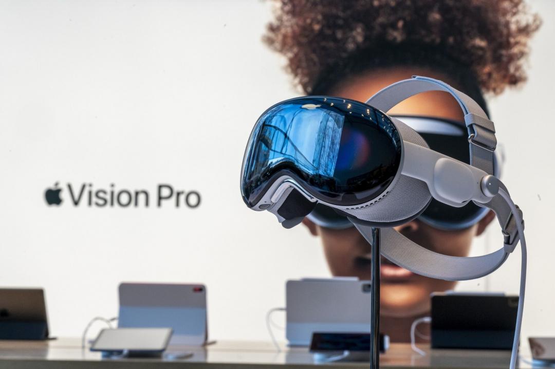 蘋果明確表示,Vision Pro內建電池管理系統,在某些情景下可能影響效能。(圖/路透社)