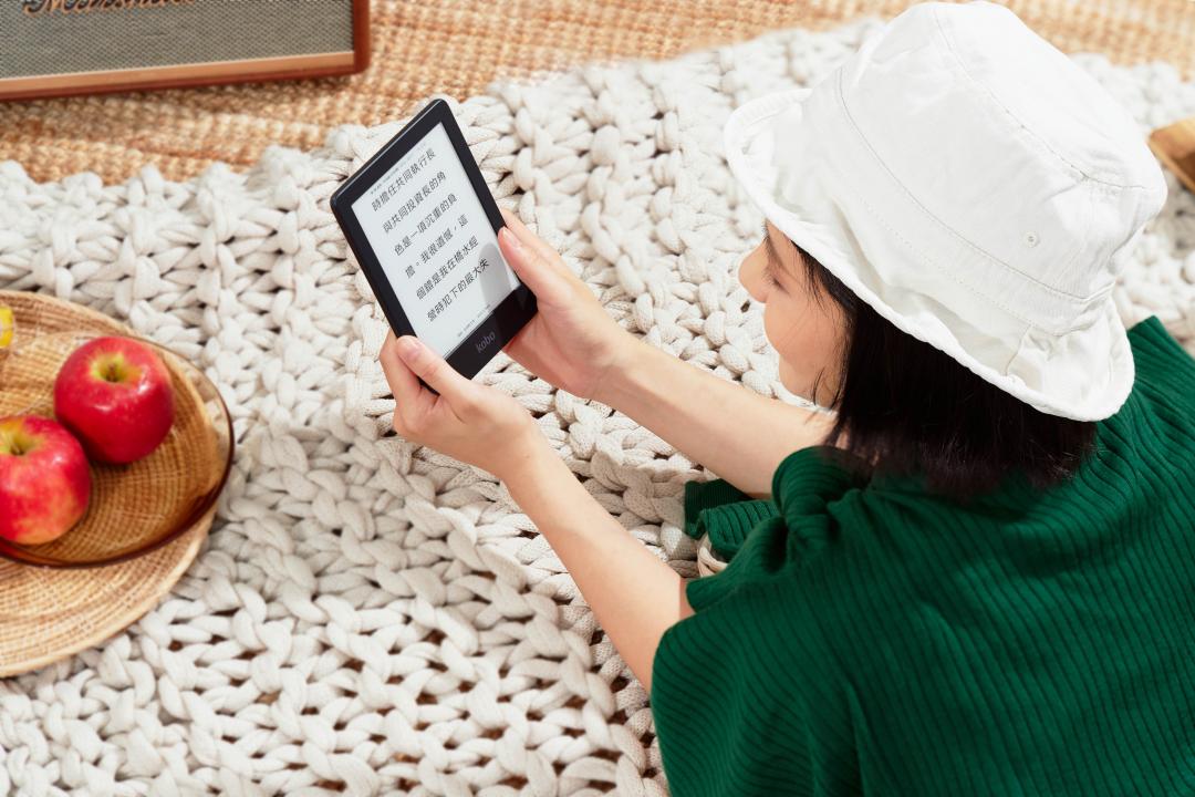 近年來電子書閱讀器越來越熱門，可享受行動書櫃帶著走的樂趣。圖為樂天Kobo系列。