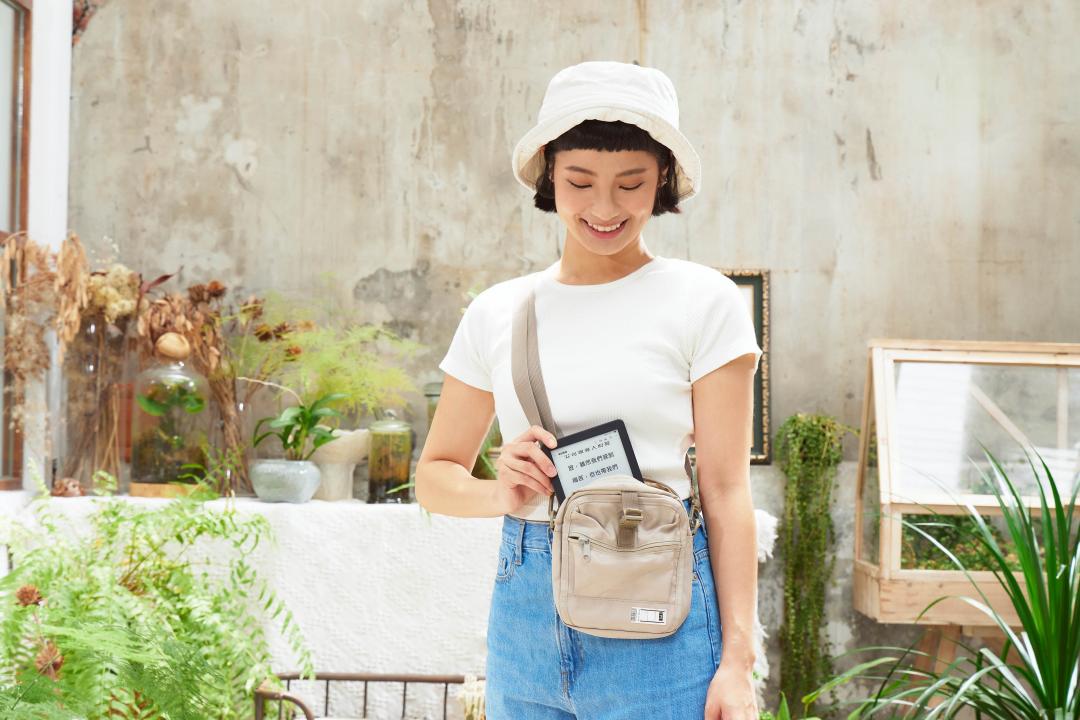 電子書閱讀器外型輕巧，方便隨身攜帶。圖為樂天Kobo系列。