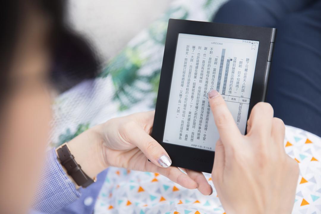 電子書閱讀器分封閉式和開放式系統，常見大廠多為封閉式。圖為讀墨Readmoo mooInk系列。