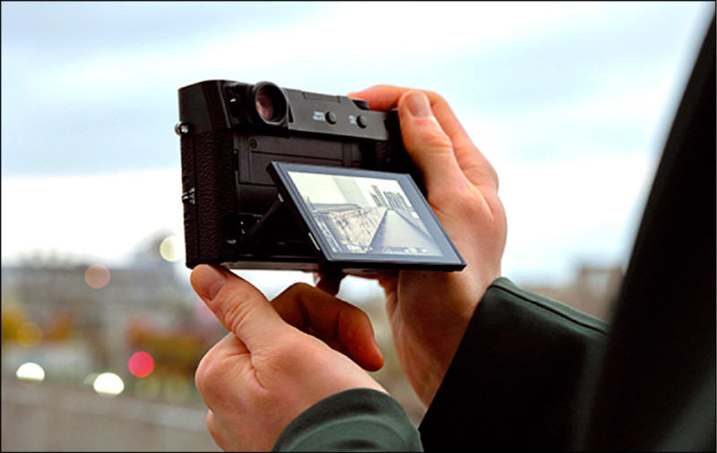 162萬畫素的翻折式LCD螢幕，有最多45度的調整角度，可用於低角度拍攝，取景更彈性。
（翻攝富士官網）