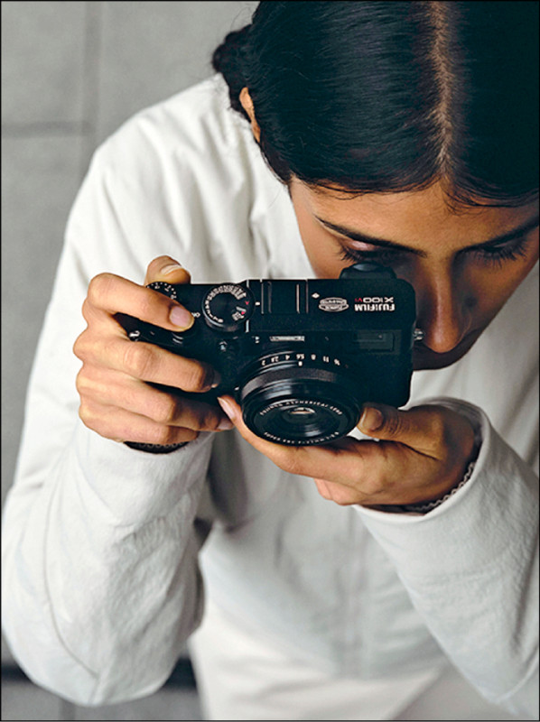 X100VI採用旁軸設計，取景器位於機身左側而非中央，拍攝過程左眼不會被遮擋，可輔助取景。（翻攝富士官網）