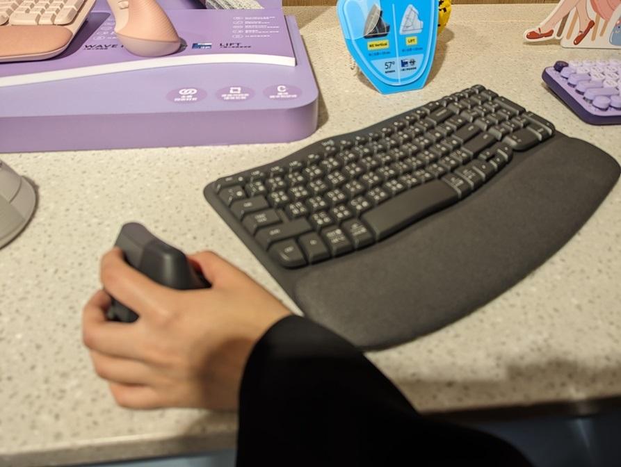 羅技LIFT 人體工學垂直滑鼠左手版，僅推出黑色。（圖／記者劉惠琴攝）