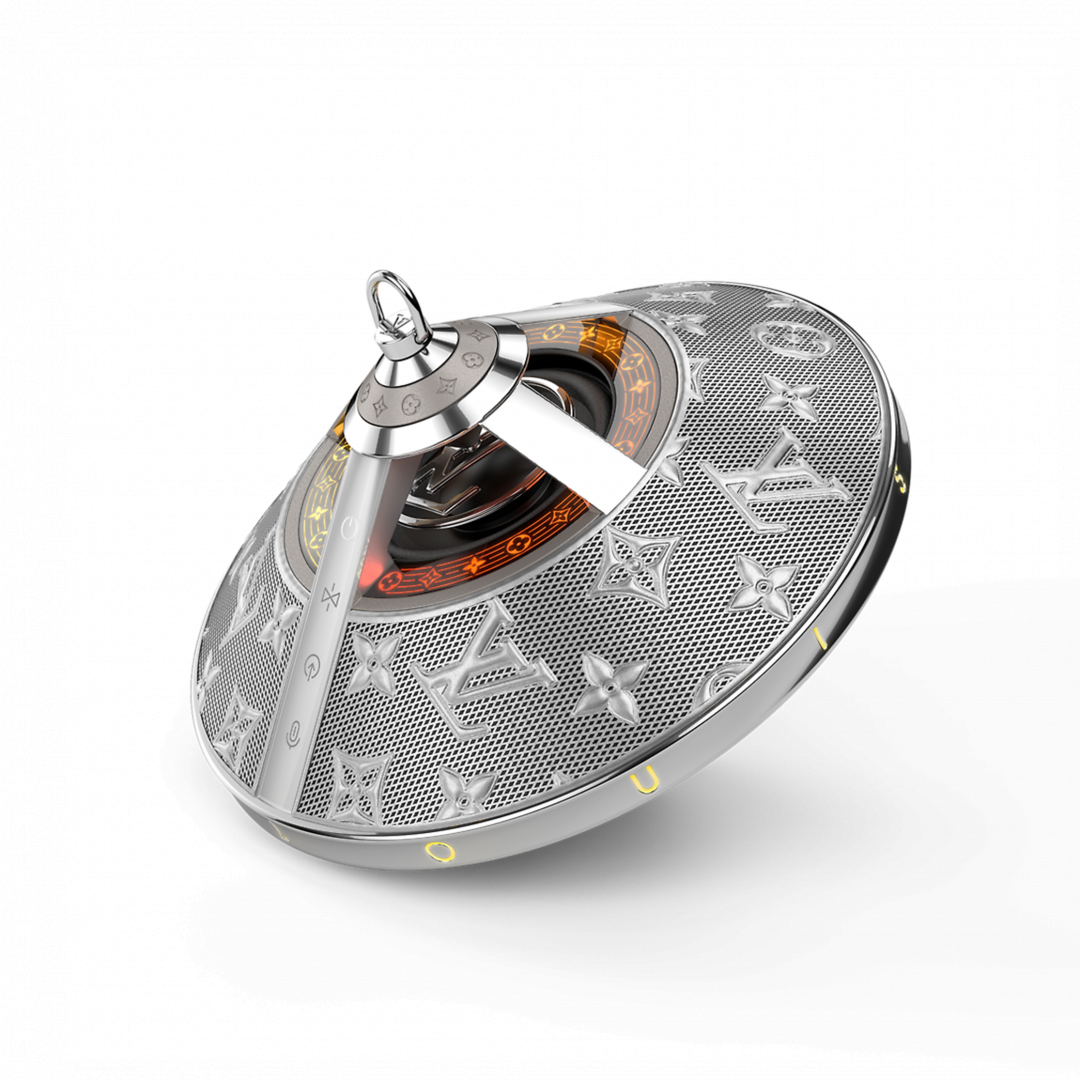 Louis Vuitton Horizon Light Up  360度無線藍牙喇叭,附有可拆式皮革腕帶與旅行收納包,112,000元。