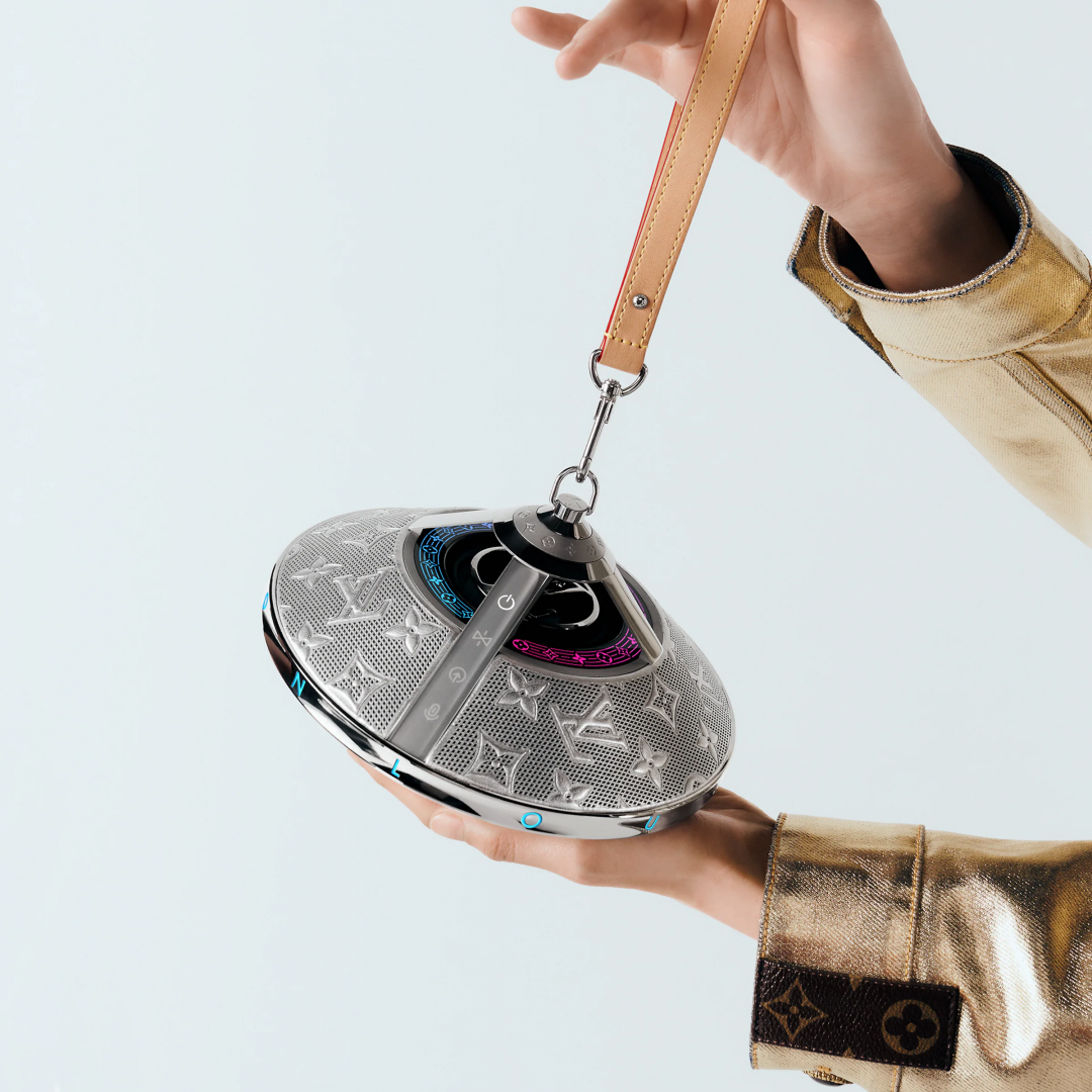 Louis Vuitton Horizon Light Up  360度無線藍牙喇叭,附有可拆式皮革腕帶與旅行收納包,112,000元。