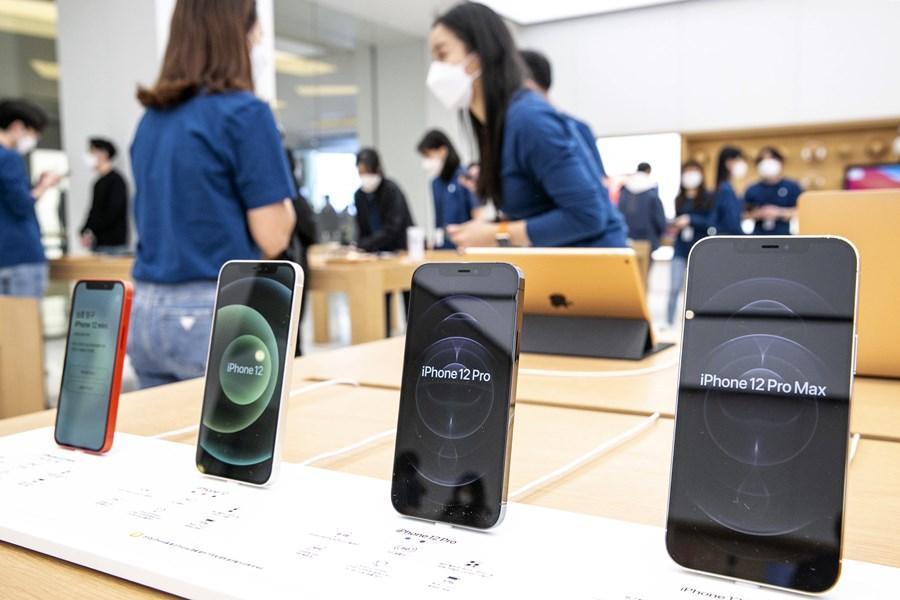 蘋果於2021年發表iPhone 12系列。（圖／彭博社）