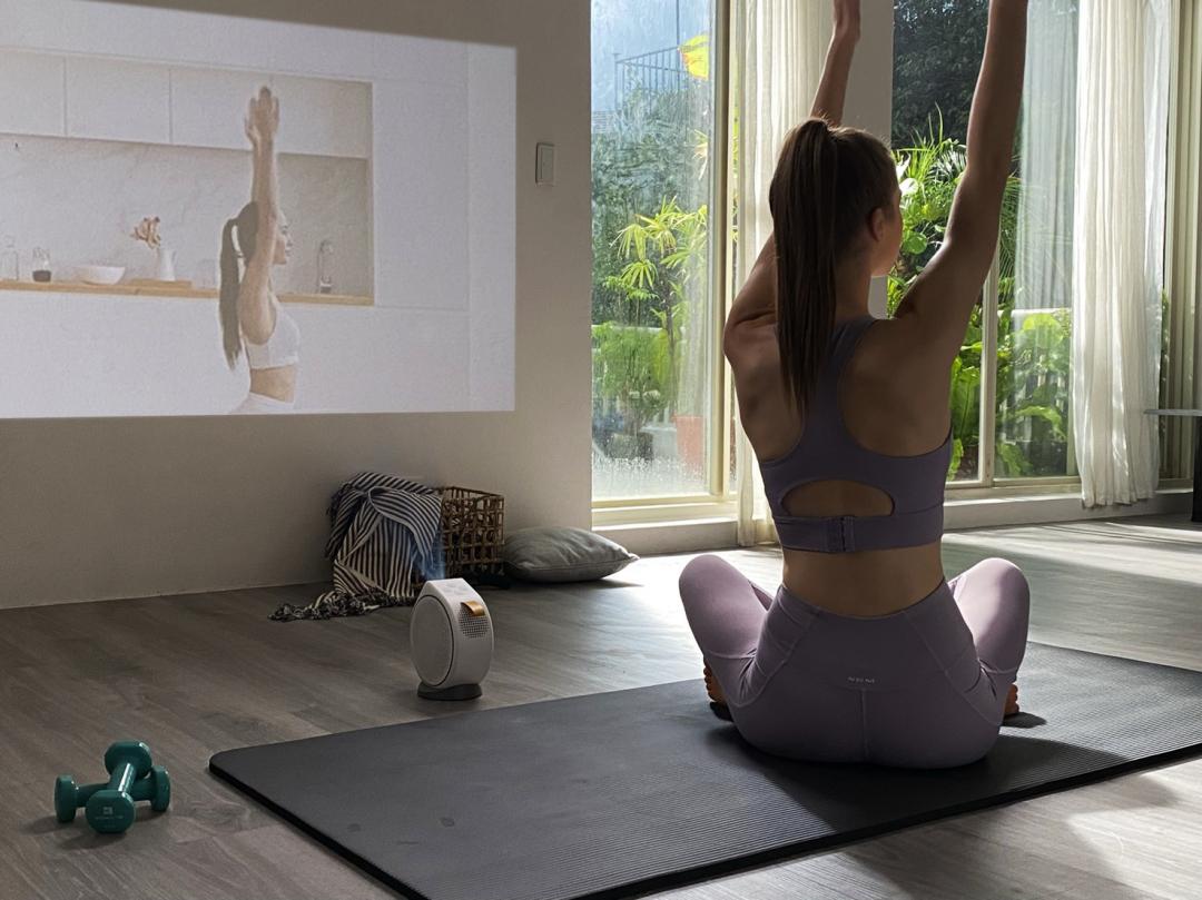 微型投影機外型小巧，是許多人戶外、居家兩用的選擇。圖為BenQ GV31。