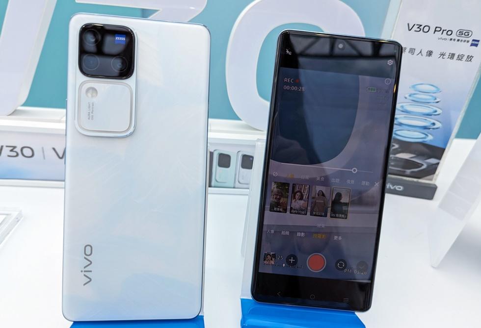 擁蔡司三鏡頭的V30 Pro，僅提供12+512GB版本，機身為淺雲色，建議售價23,990 元。（圖／記者劉惠琴攝）