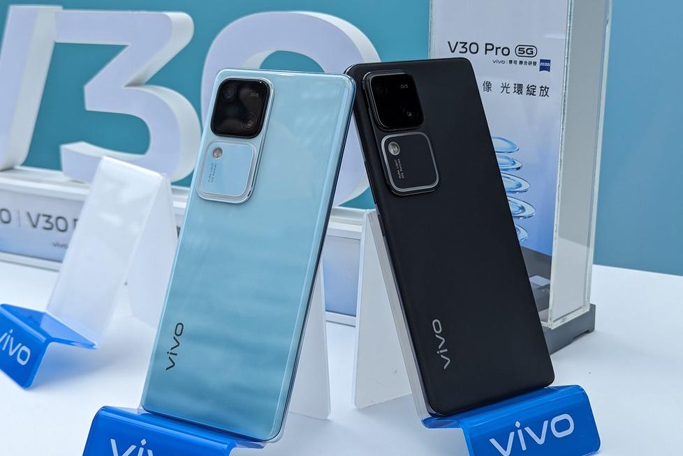 vivo V30 雙鏡頭、高通S7Gen3處理器，內建12+512GB，建議售價為20,990 元；內建12+256GB，建議售價為 17,990 元。（圖／記者劉惠琴攝）