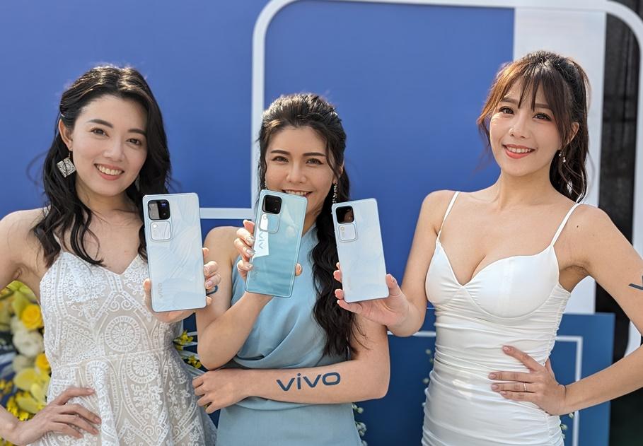 主打「人像旗艦」大電量的vivo V30 系列雙機在台上市。（圖／記者劉惠琴攝）