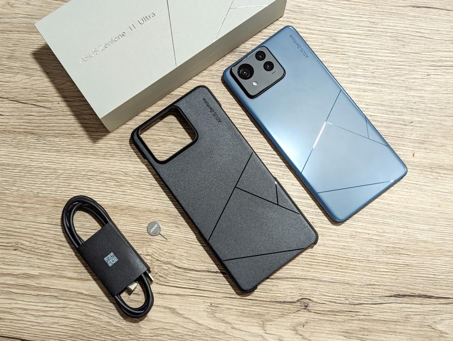 華碩新旗艦 Zenfone 11 Ultra 盒裝配件，有充電線、卡針與附贈的手機保護殼。此次已沒有提供充電器配件。（圖／記者劉惠琴攝）