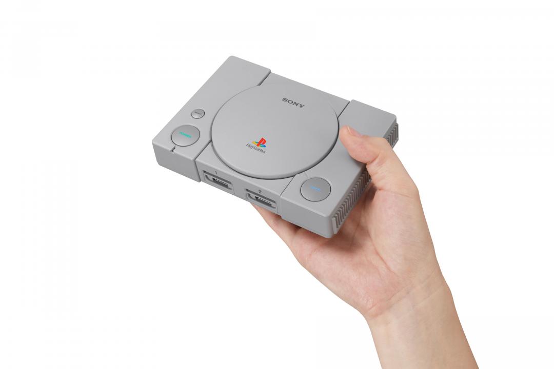 PlayStation Classic復刻迷你遊戲主機(型號SCPH-1000RJ)於2018年推出,內建20款 90 年代膾炙人口的經典遊戲大作,包括:《Final Fantasy VII》、《鐵拳3》、《Wild Arms》、《Jumping Flash!》與《R4 RIDGE RACER TYPE》等。(圖翻攝索尼互動娛樂官網)