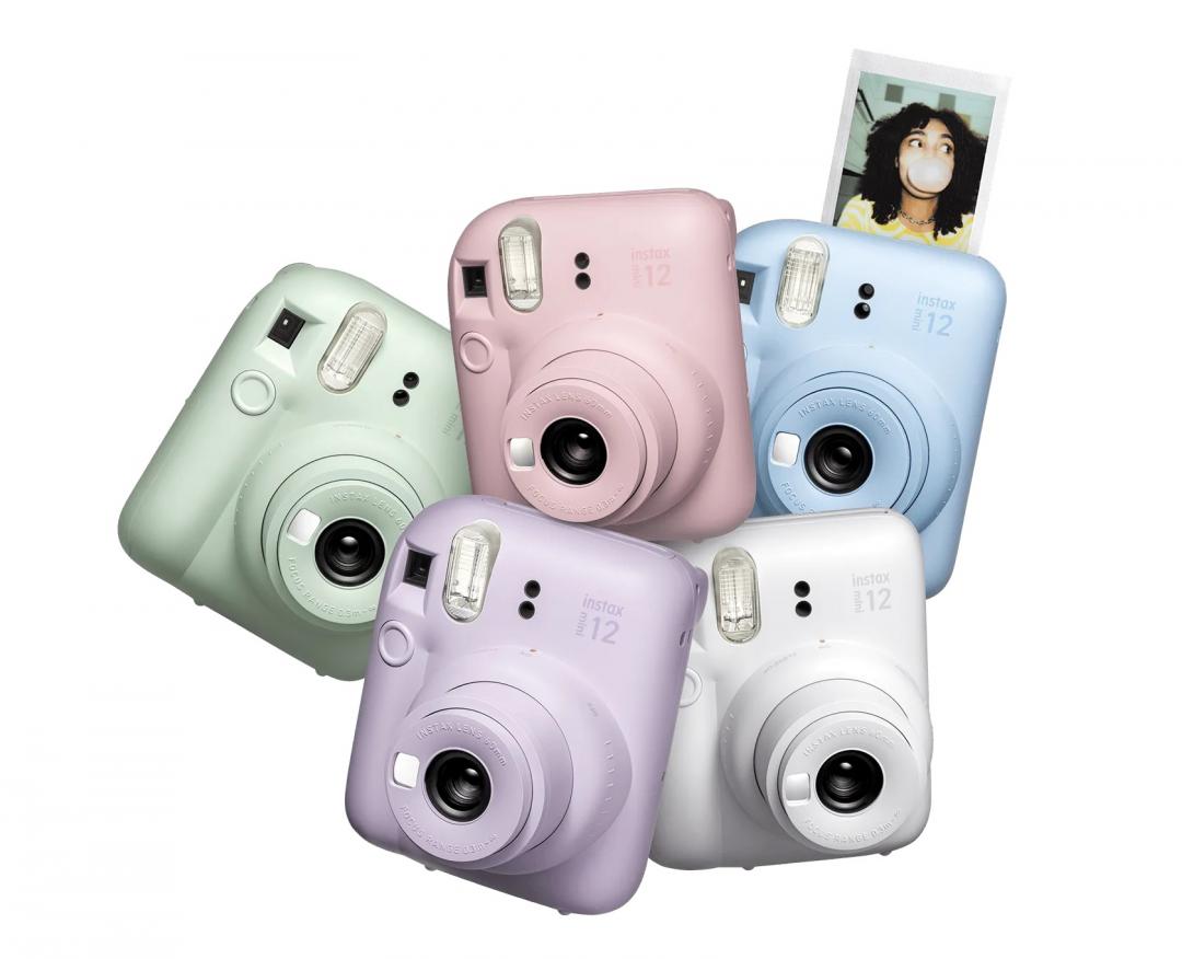 富士instax mini 12提供白、粉、紫、綠與藍五色,2,550元。