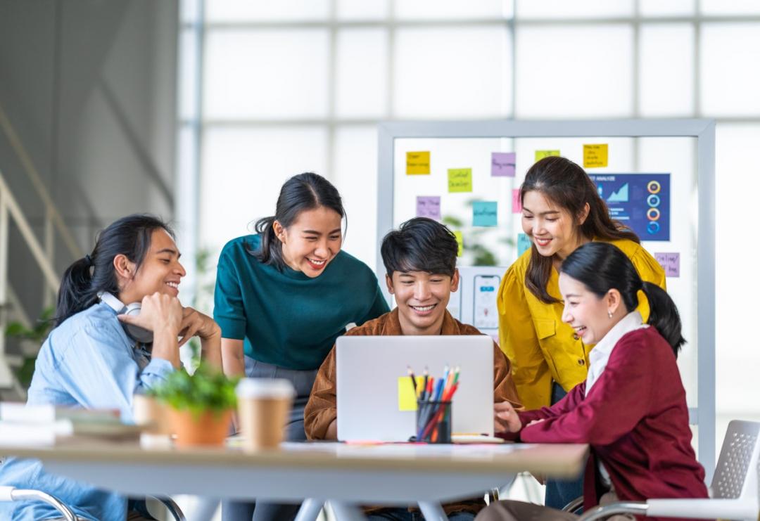 學會靈活運用各式AI工具，工作更加有效率。(達志)