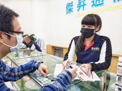 不限速 4G 吃到飽免 499 元!通路搶推 3 大電信資費特案 不限速 4G 吃到飽免 499 元!通路搶推 3 大電信資費特案