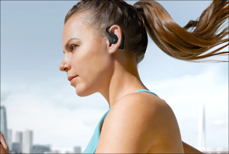 可固定在耳廓上的耳掛式無線耳機，長時間配戴能穩固不易掉落，適合高強度運動。圖為Soundcore AeroFit Pro。
