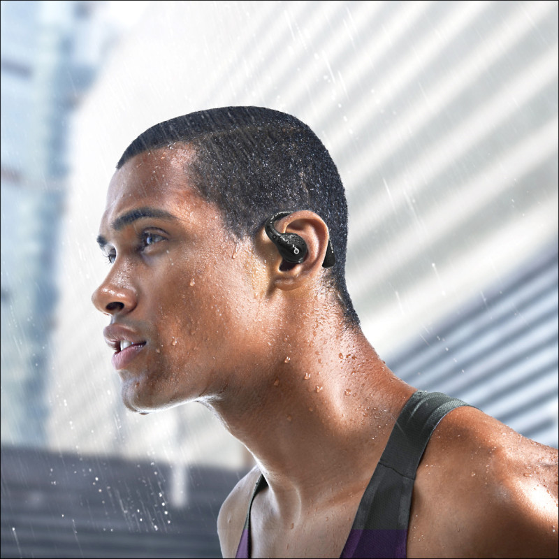 每個人的出汗程度不盡相同，若汗腺發達容易爆汗，選購運動耳機可考慮防水性能IPX5等級以上，較符合使用需求。