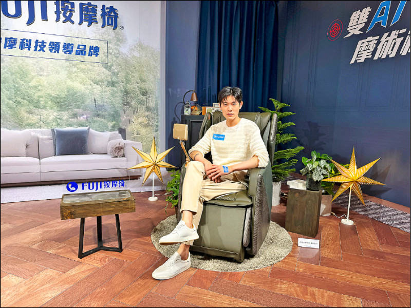 FUJI雙AI摩術椅搭載智能感知和智慧偵測兩大技術,提供客製化按摩,158,800元。