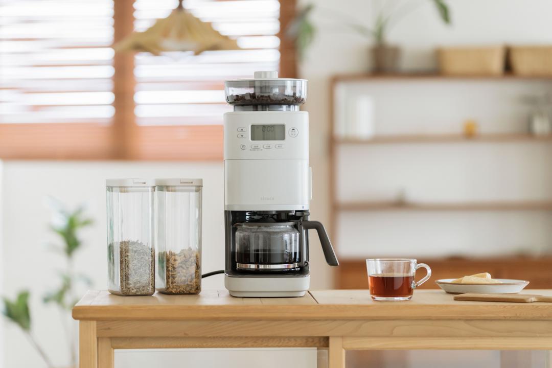 siroca全自動石臼式研磨咖啡機，6,490元。

siroca SC-C2510具備豆／粉雙模式，並提供無段式調整研磨粗細，可依喜好調整咖啡濃度，搭配雙溫度注水控溫，滿足不同豆種的沖煮溫度，還特別設計花灑式注水，讓萃取更均勻。
