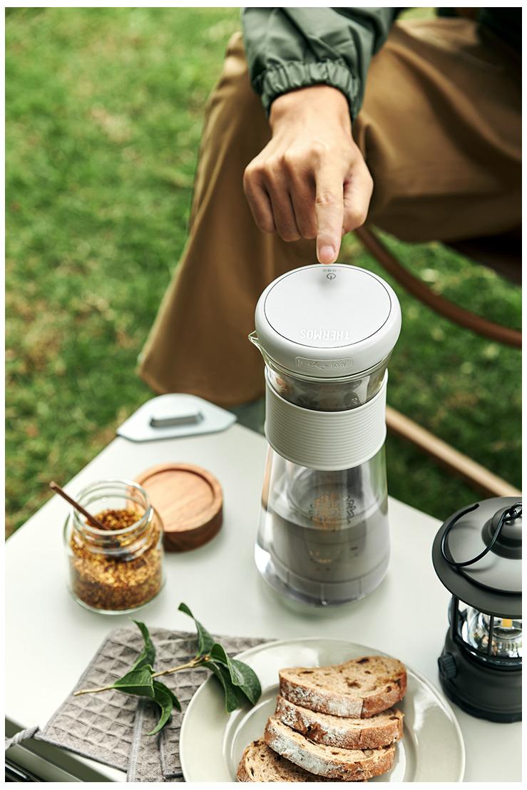 膳魔師冷萃咖啡機，5,000元。

膳魔師冷萃咖啡機透過一鍵式操作，最快只需10分鐘的電動萃取，就能品嘗如同低溫浸泡8~14小時的冷萃冰咖啡。搭配4段式設計，可依照個人喜好選擇萃取模式，例如清爽、中度等。提供USB充電，方便外出攜帶。
