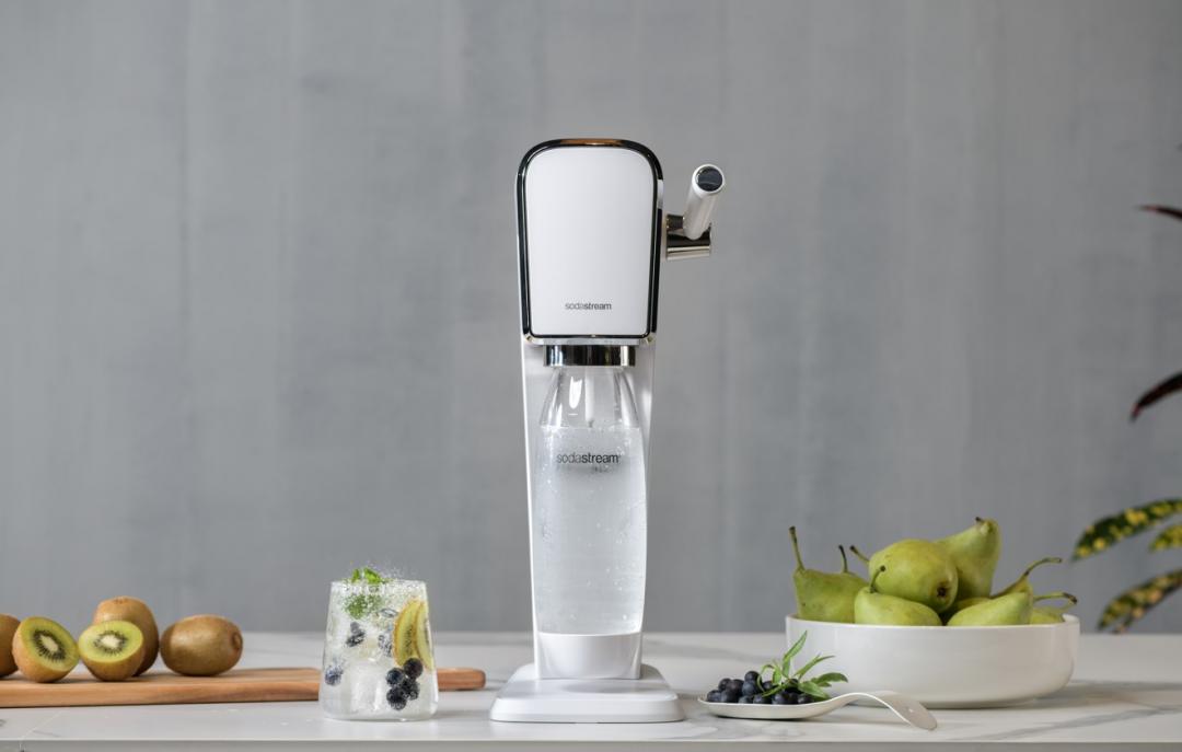 SodaStream ART氣泡水機，7,680元。

SodaStream新款式氣泡水機主打快扣鋼瓶，只需拉下機器內建鋼瓶把手，一秒完成鋼瓶安裝，其中ART機型採用獨特的拉桿設計，讓按壓打氣更顯趣味，免插電即可使用。

