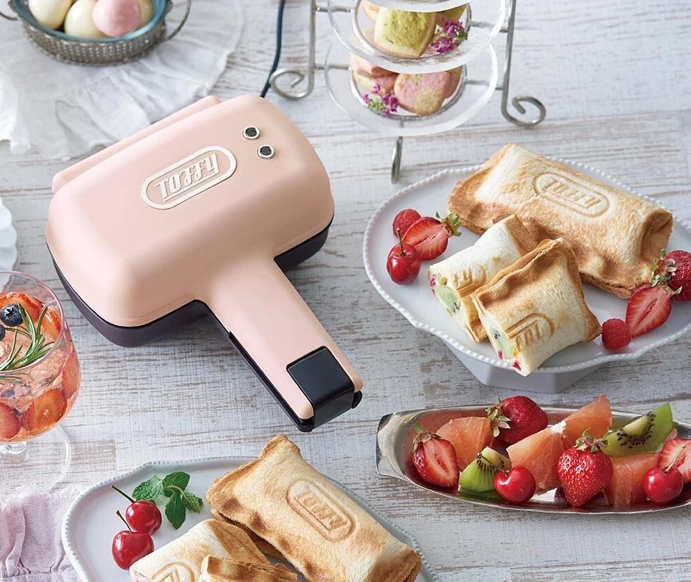 Toffy單片熱壓三明治機，2,290元。

擁有可愛手柄的復古外觀設計，Toffy K-HS3還能直立式收納，輕巧不占空間。只要放入各種喜愛的食材，就能快速做出口味豐富的口袋三明治，也能印上品牌LOGO壓紋，單片吐司的輕巧份量適合食量小的女性或孩童。
