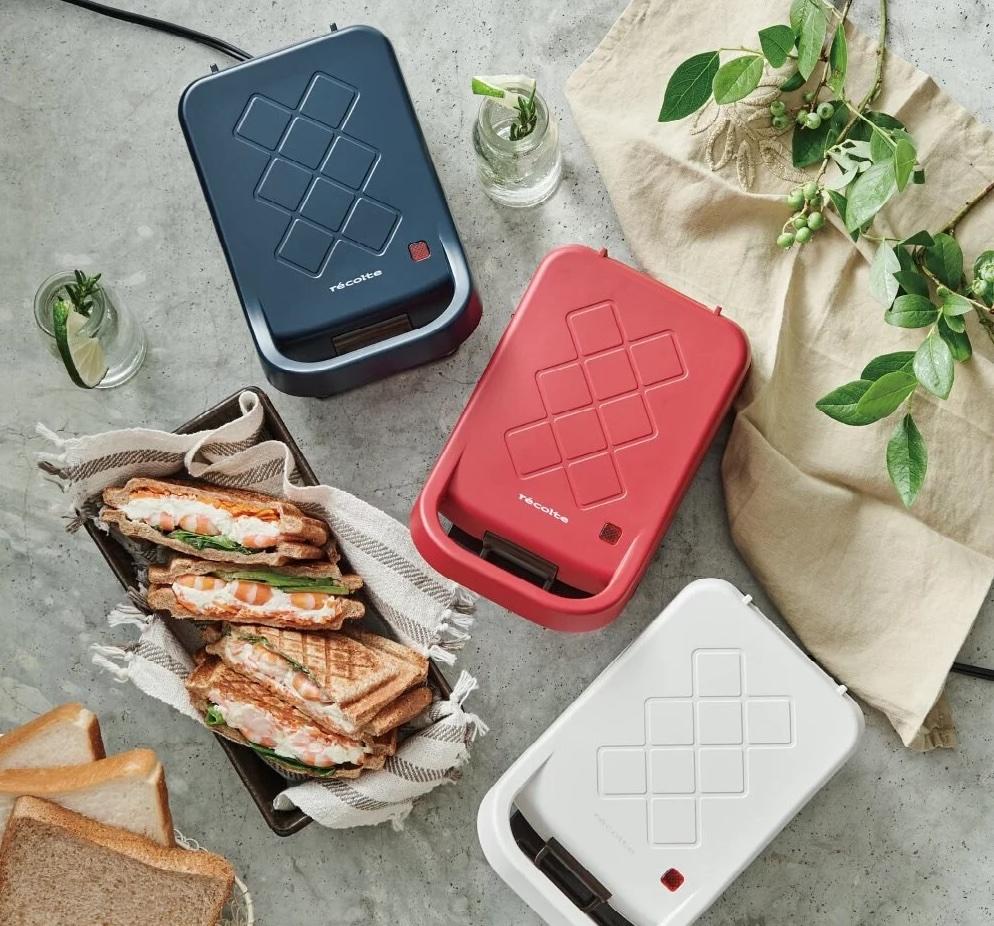 recolte Plaid厚燒格子三明治機，2,190元。

特別將三明治機的厚度增加2.5倍，recolte Plaid RPS-2具備可調式5階段卡榫，能放入更多喜歡的食材製作三明治；約50mm的烤盤厚度和改良過的烤盤邊緣設計，能在2分半鐘快速烤出酥脆可口的吐司，溢出醬料、食材時也很好清潔，不易殘留卡垢。
