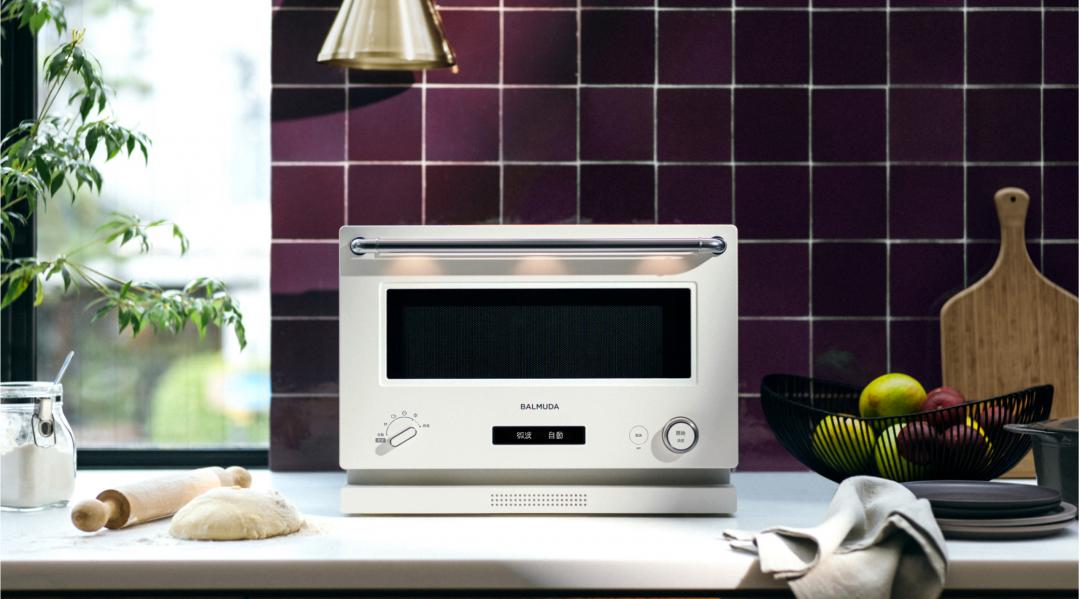 BALMUDA The Range微波烤箱，19,990元。

兼有微波及烤箱功能，BALMUDA The Range內建自動、手動、飲品、冷凍米飯、解凍、烤箱6種模式，容量增大至20公升，操作上也多了聲光點綴，讓下廚更具樂趣。
