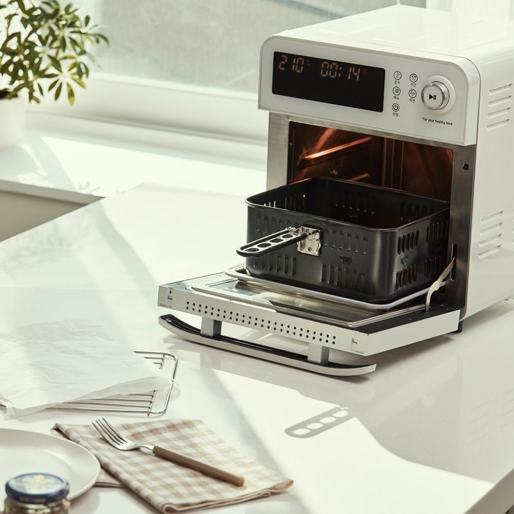 422 AIR FRYER 氣炸烤箱，7,990元。

比氣炸鍋擁有更大的容量，氣炸烤箱還提供豐富的預設模式，422 AIR FRYER AF13L外型可愛，擁有13公升容量，內建8種自動料理模式以及360°旋轉加熱功能，還能兼當乾果機及麵包發酵箱。
