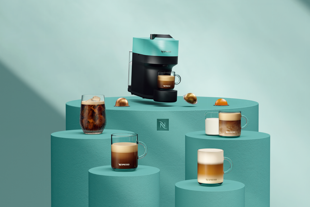 Nespresso Vertuo POP膠囊咖啡機，5,900元。

喜歡美式咖啡的話，推薦膠囊結合條碼辨識技術的Nerpresso Vertuo系列，Vertuo POP機型主打多色設計，可搭配家中裝潢色調。功能上具備自動讀取最佳水溫、轉速、預浸時間與杯量等萃取參數，一鍵輕觸就可自動完成美味咖啡。
