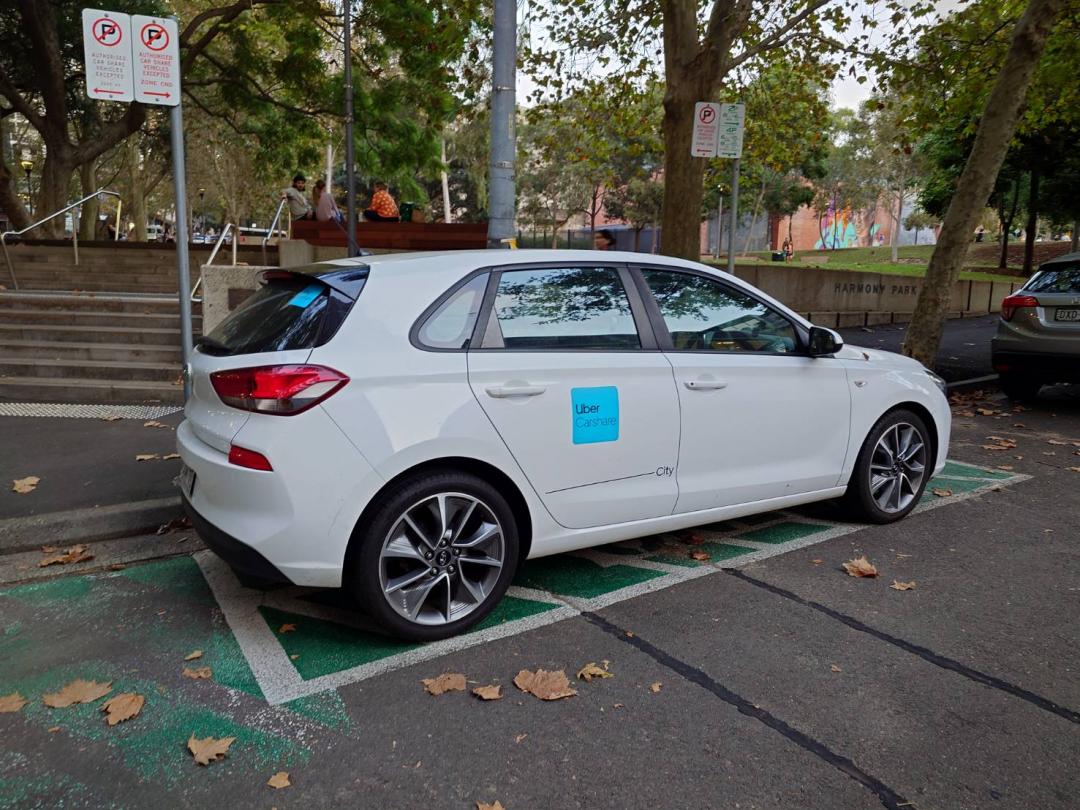 在雪梨當地設有共享汽車的專屬停車格，而 Uber Carshare 車主也能選擇貼上貼紙標示。（圖／記者黃肇祥攝）
