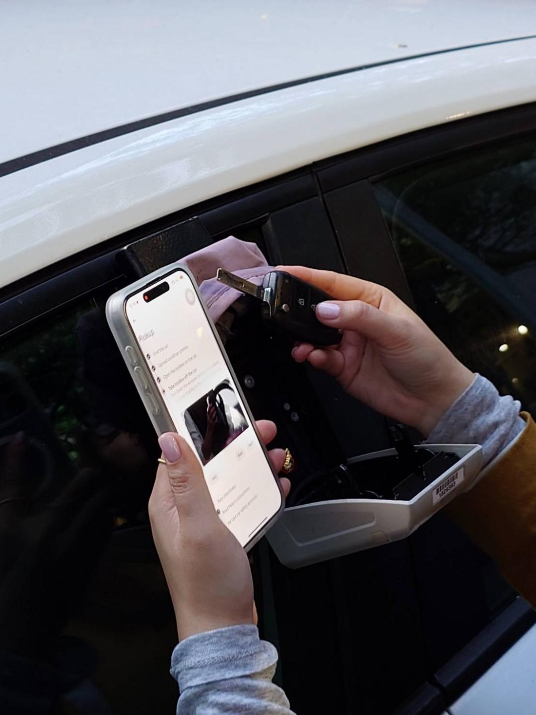 用戶在取車過程不必與車主見面，而是會從 App 上獲得一組密碼，能在車窗旁邊的小盒子解鎖取得鑰匙。（圖／記者黃肇祥攝）