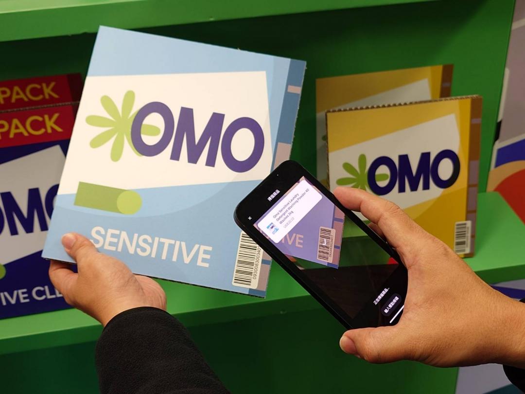 揀貨過程必須要掃描 QR 碼,以確認有拿對品項。(圖/記者黃肇祥攝)
