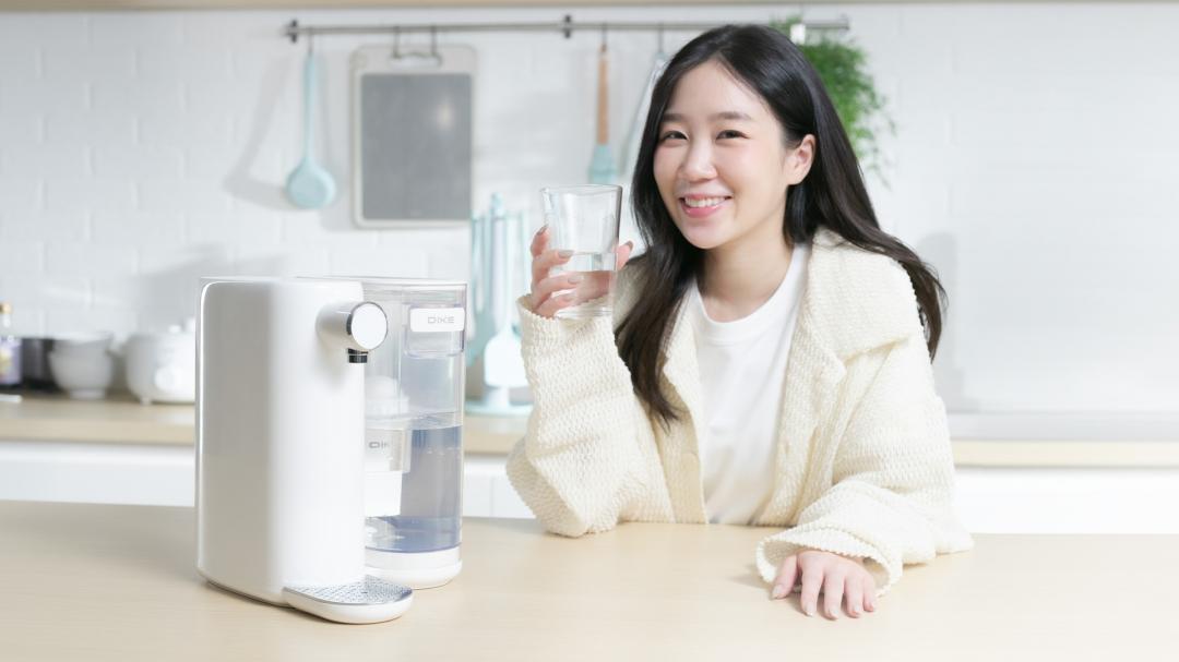 DIKE超濾瞬熱式生飲機結合淨水器、快煮壺,並具備智慧溫控、分段水量等功能,重1.9公斤,建議售價 4,990 元(附超濾膜濾芯x1)。(圖/雙全國際)