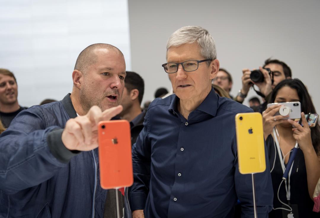 Jony Ive(左)有蘋果傳奇設計師之稱,當年領導的團隊,現在已經崩解的差不多了。(圖/彭博社)