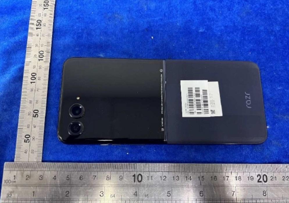 傳Moto新代翻蓋摺疊機 razr 50 Ultra已通過印度BIS標準局認證,遭外媒搶先曝光實機照跟前代幾乎沒什麼不同。(圖翻攝91Mobiles)