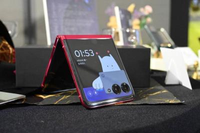 容量升級不加價?傳MOTO 新一代摺疊旗艦 Razr 50 Ultra 實機照曝光 容量升級不加價?傳MOTO 新一代摺疊旗艦 Razr 50 Ultra 實機照曝光