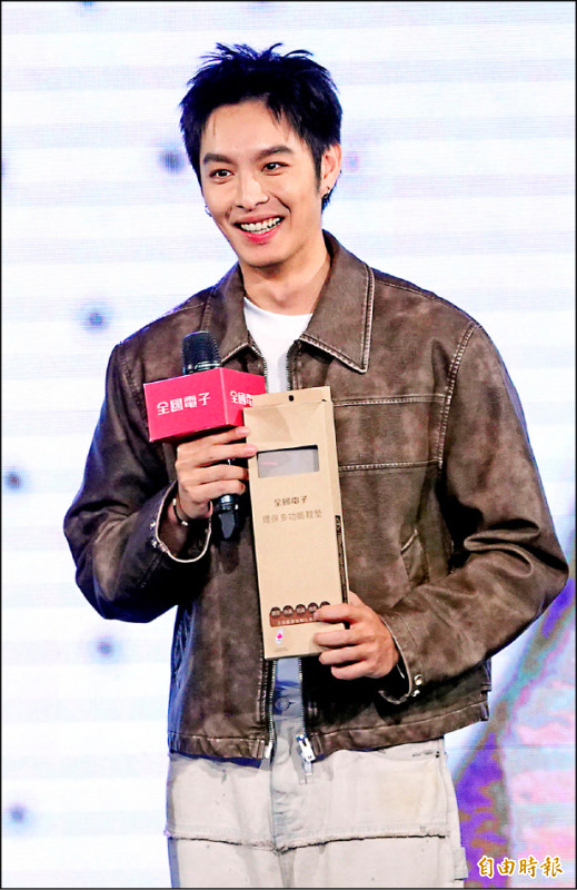 環保鞋墊由廢家電再生製成，昨日活動請來曹佑寧分享使用體驗。（記者潘少棠攝）