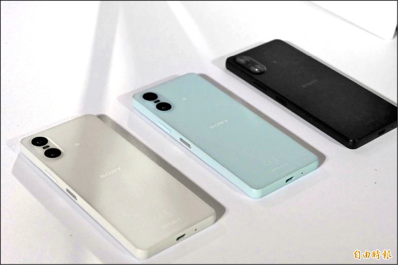 Xperia 10 VI共有雲霧白(左起)、粉霧藍、柔霧黑三色,機身有IP65/68防水防塵保護。(記者黃肇祥攝)